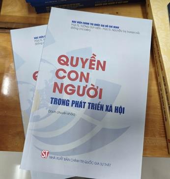 Viện Nghiên cứu Con người trao tặng sách, tạp chí chuyên ngành cho Trung tâm Học liệu Lê Vũ Hùng